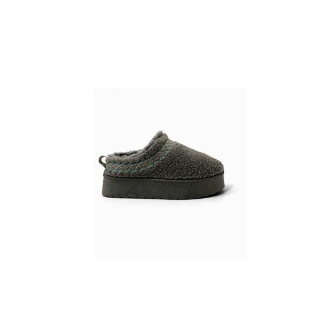 Iloria Cozy Fuzzy Slippers